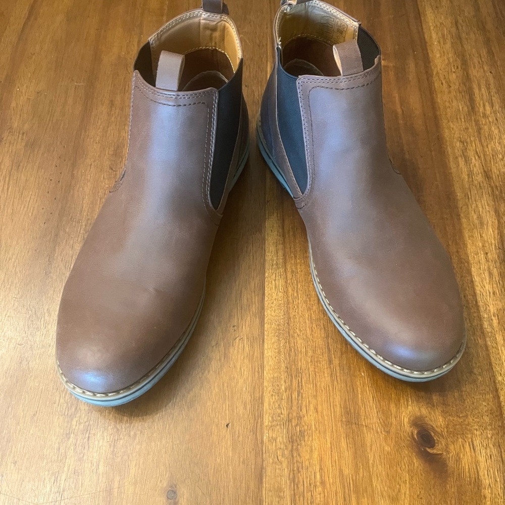 Mens Izod Chukka Boot. Never worn. Size 12.